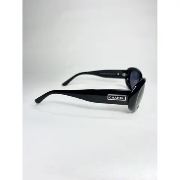 CHANEL authentic oval sunglasses 

Reference number: 5119 c.501/87